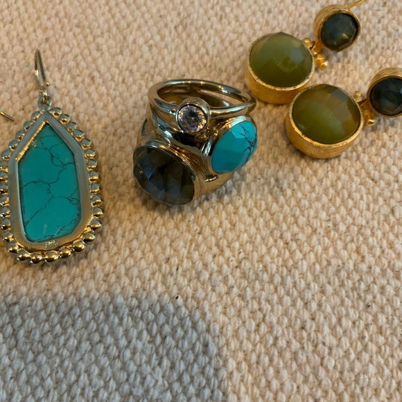 Set of two sets of earrings and a matching ring. Best guess is size 8 - Picture 4 of 4
